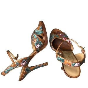 *Vintage* Valentino Garavani women’s pink blue floral embroidered leather heels